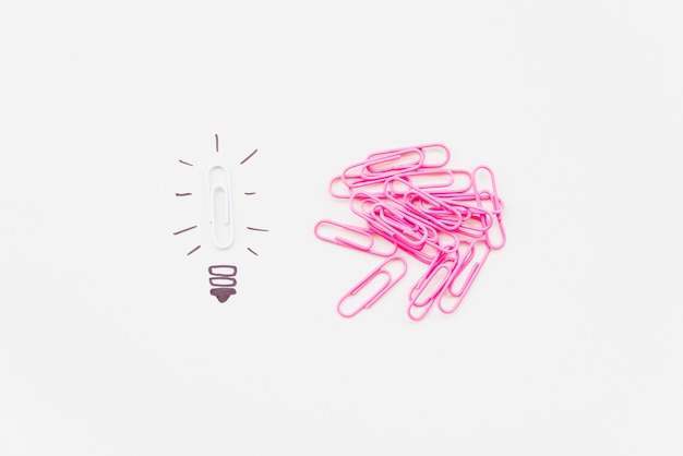 Foto gratuita doodle di lampadina con clip come luce