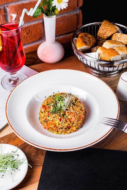 Bulgur pilaf with shrimps, bell peppers and greens