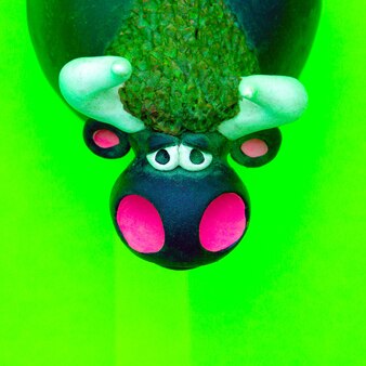 Сувенир бык на зеленом фоне. минимальное плоское искусство