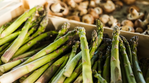 Foto gratuita mazzo di asparagi in vendita al supermercato