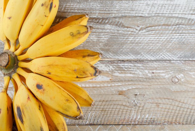 Связка бананов плоская лежала на деревянном