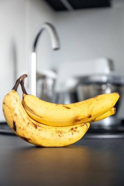Гроздь бананов на кухонном столе крупным планом