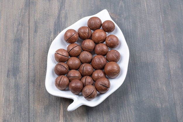 Foto gratuita mazzetto di palline di cioccolato su piatto bianco