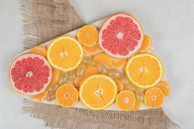 木の板に柑橘系の果物のスライスの束。