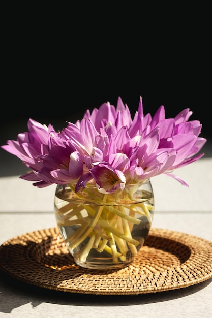 Foto gratuita mazzo di fiori di croco in un vaso di vetro in cucina