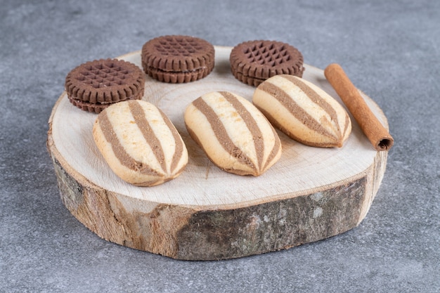 Foto gratuita mazzo di deliziosi biscotti su un pezzo di legno