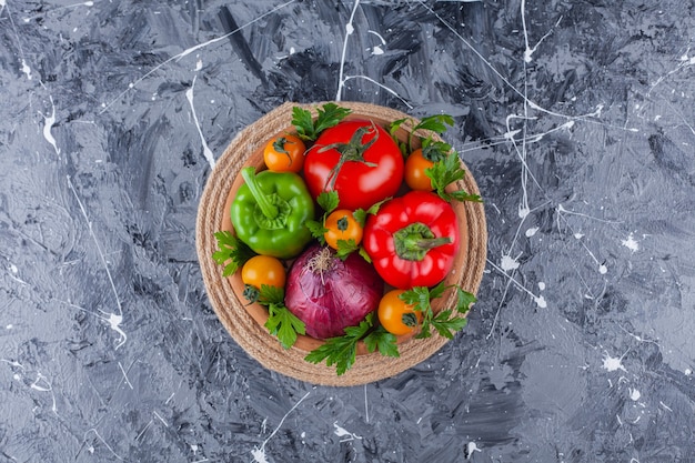 Букет из вкусных здоровых свежих овощей в глиняной миске.