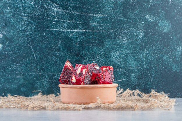 세라믹 그릇에 견과류와 말린 붉은 과일 펄프의 무리.