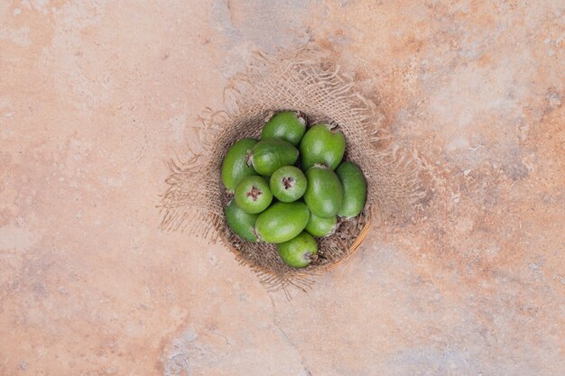 오렌지 테이블에 feijoas의 무리입니다.