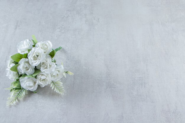 Букет цветов на белом фоне. Фото высокого качества