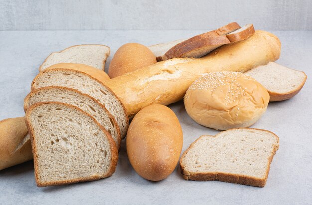 Букет из свежего хлеба на мраморном фоне. Фото высокого качества