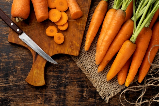 Free photo bunch of fresh carrots arrangement