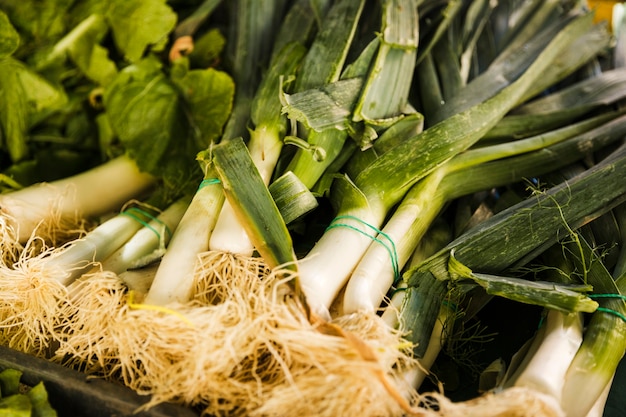 市場で木枠に新鮮なニラ野菜の束