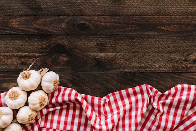 Free photo bunch of garlic on napkin