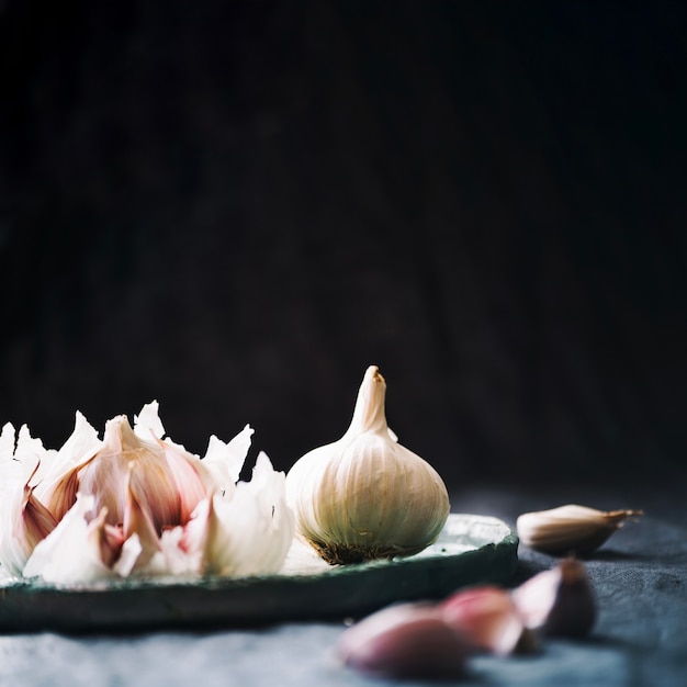 Free photo bunch of garlic on plate