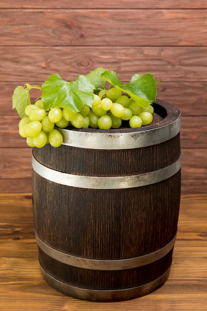 Гроздь винограда на деревянной бочке