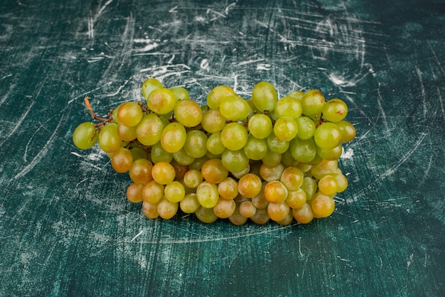 Free photo bunch of green grapes on marble table