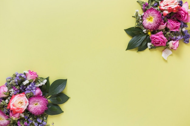 Бесплатное фото Букет из свежих цветов на цветном фоне