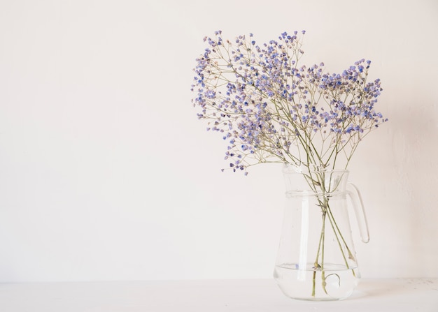 Бесплатное фото Букет нежных цветов в вазе