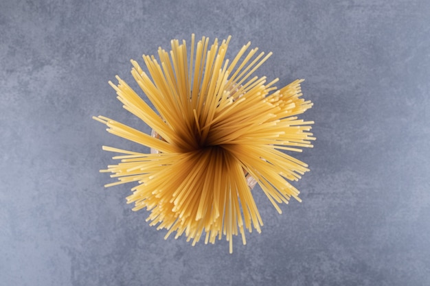 Букет из сырых сухих спагетти в вазе.