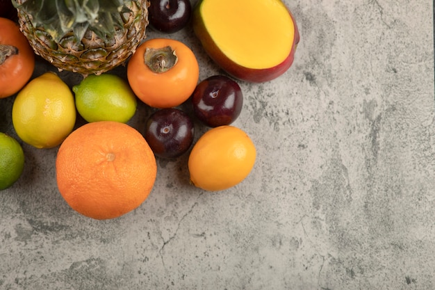 Бесплатное фото Букет из различных вкусных свежих фруктов на мраморной поверхности.