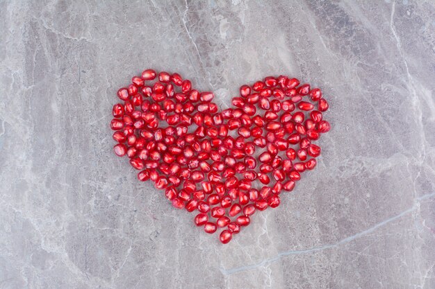 석류 씨앗 다발이 심장처럼 형성되었습니다.