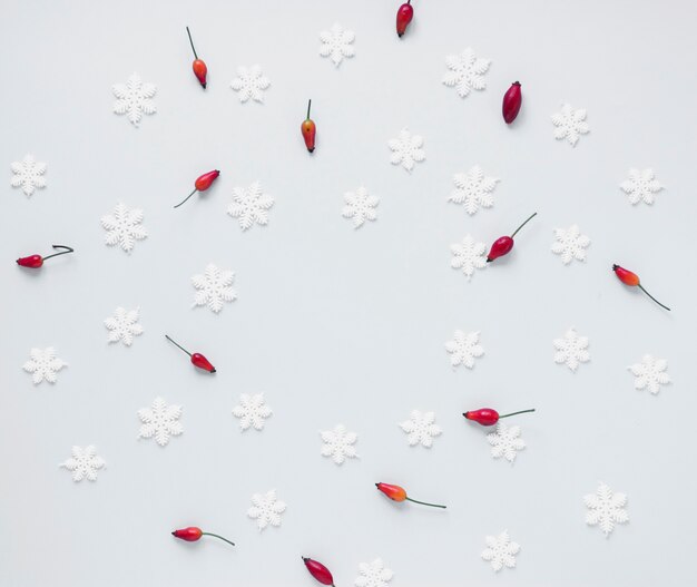 Free photo bunch of red berries and fake snowflakes