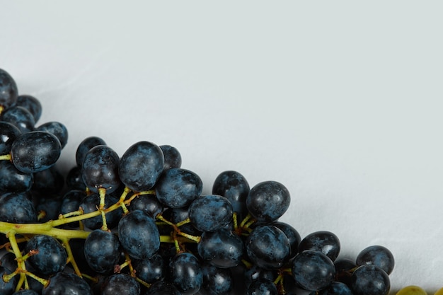 Гроздь красного винограда на синем пространстве.