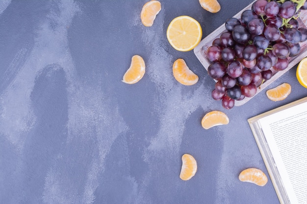 Free photo bunch of red grapes in a rustic platter.