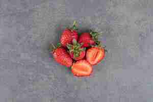 Free photo bunch of red strawberries on marble background. high quality photo