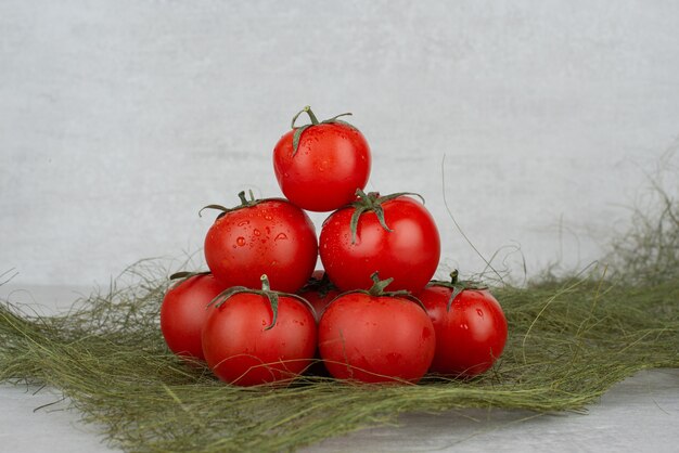 녹색 삼 베와 흰색에 빨간 토마토의 무리.