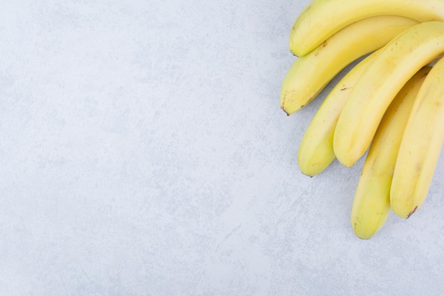 白い背景の上の熟したフルーツバナナの束。高品質の写真