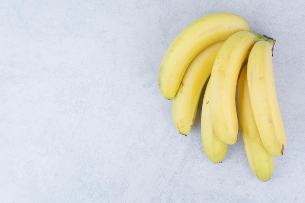 흰색 바탕에 잘 익은 과일 바나나의 무리입니다. 고품질 사진