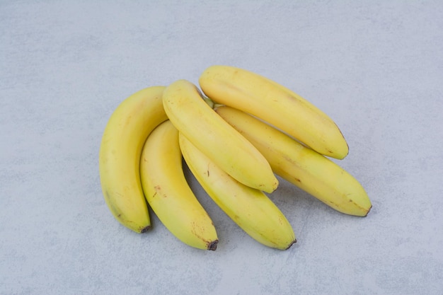 흰색 바탕에 잘 익은 과일 바나나의 무리입니다. 고품질 사진