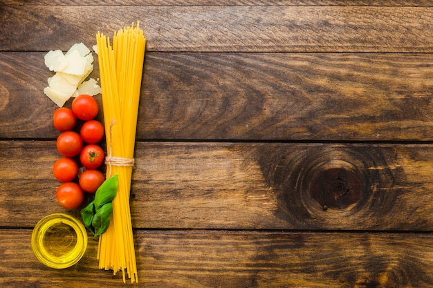 Mazzo di spaghetti e ingredienti