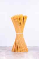 Foto gratuita un mazzo di spaghetti isolato sullo spazio di marmo.