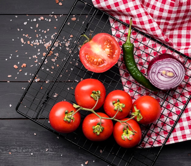 Foto gratuita mazzo di pomodori e cipolla