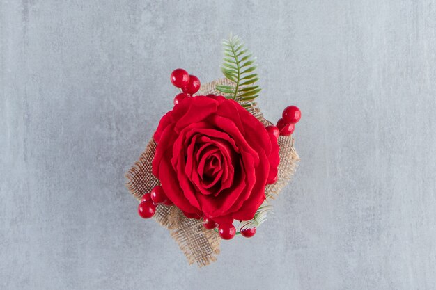 白い背景の上の赤いバラの束。高品質の写真