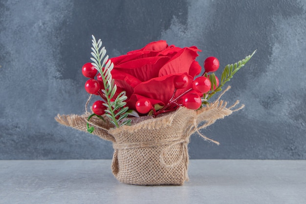 흰색 테이블에 빨간 장미 다발.