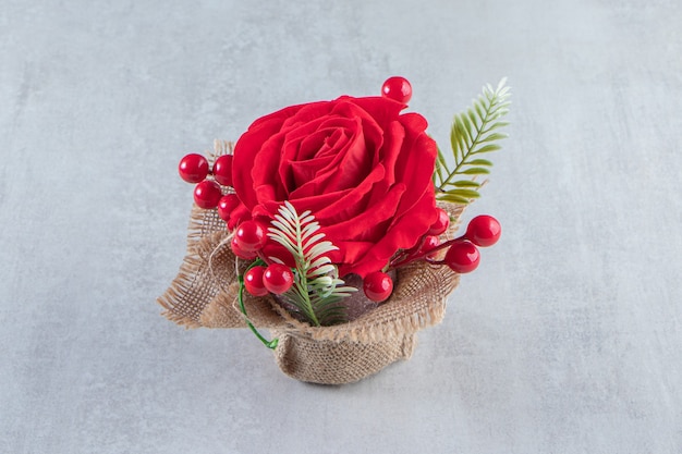 A bundle of red rose, on the white table.