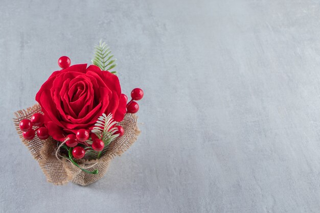 白いテーブルの上に、赤いバラの束。