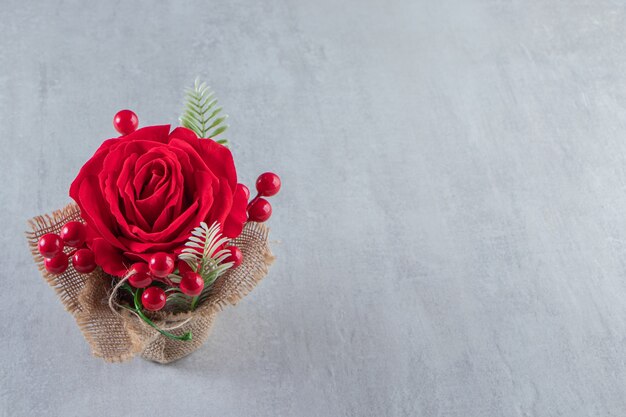 A bundle of red rose, on the white table.