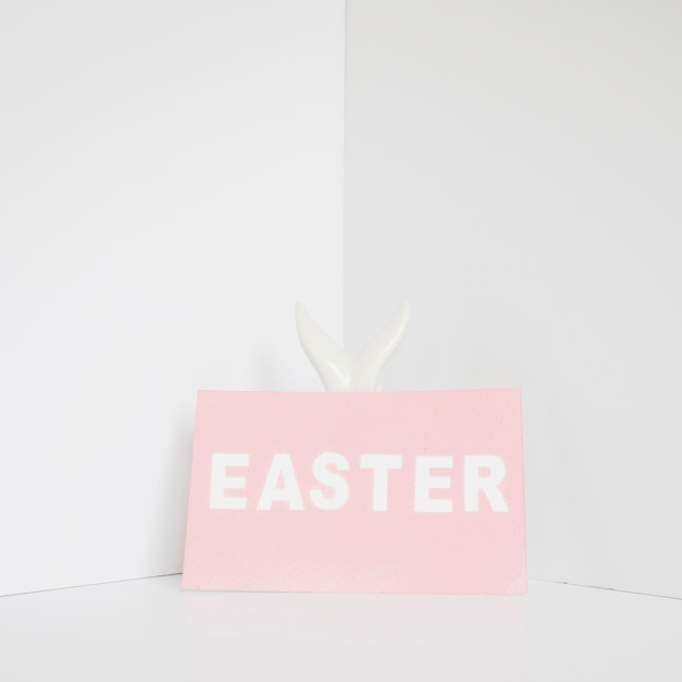 Orecchie della figurina del coniglietto e parola di Pasqua