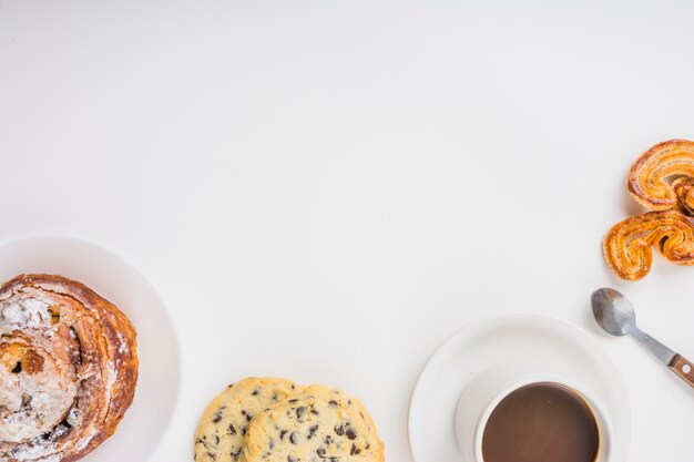 コーヒーの近くのパンやクッキー