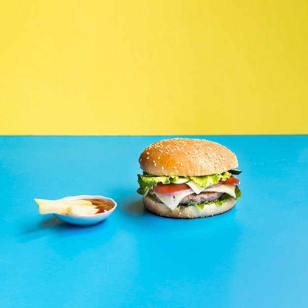 青と黄色の背景にハンバーガー
