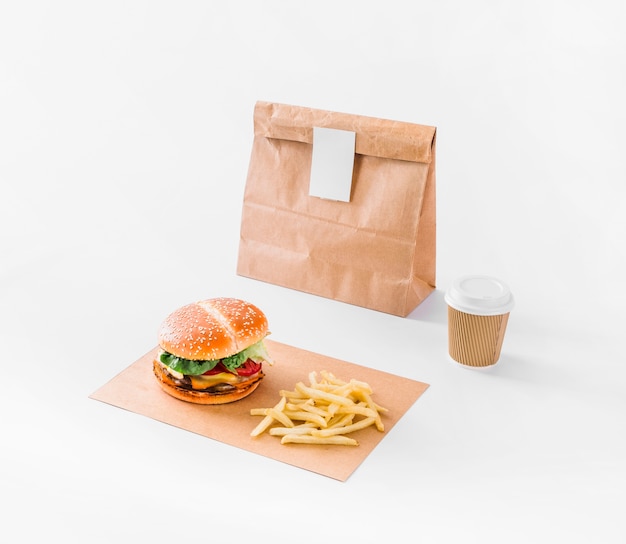 Бесплатное фото burger; жареный картофель; чашка для посылки и удаления на белой поверхности