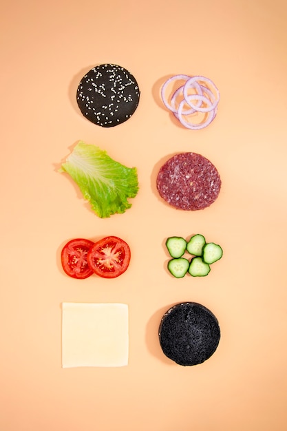 Foto gratuita ingredienti hamburger su sfondo arancione