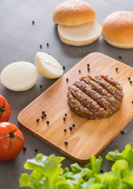 Foto gratuita ingredienti di hamburger