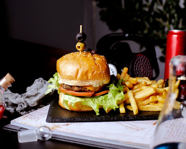 テーブルの上のフライドポテトとハンバーガー