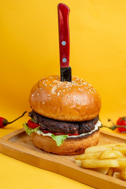 ナイフとフライドポテトのハンバーガー